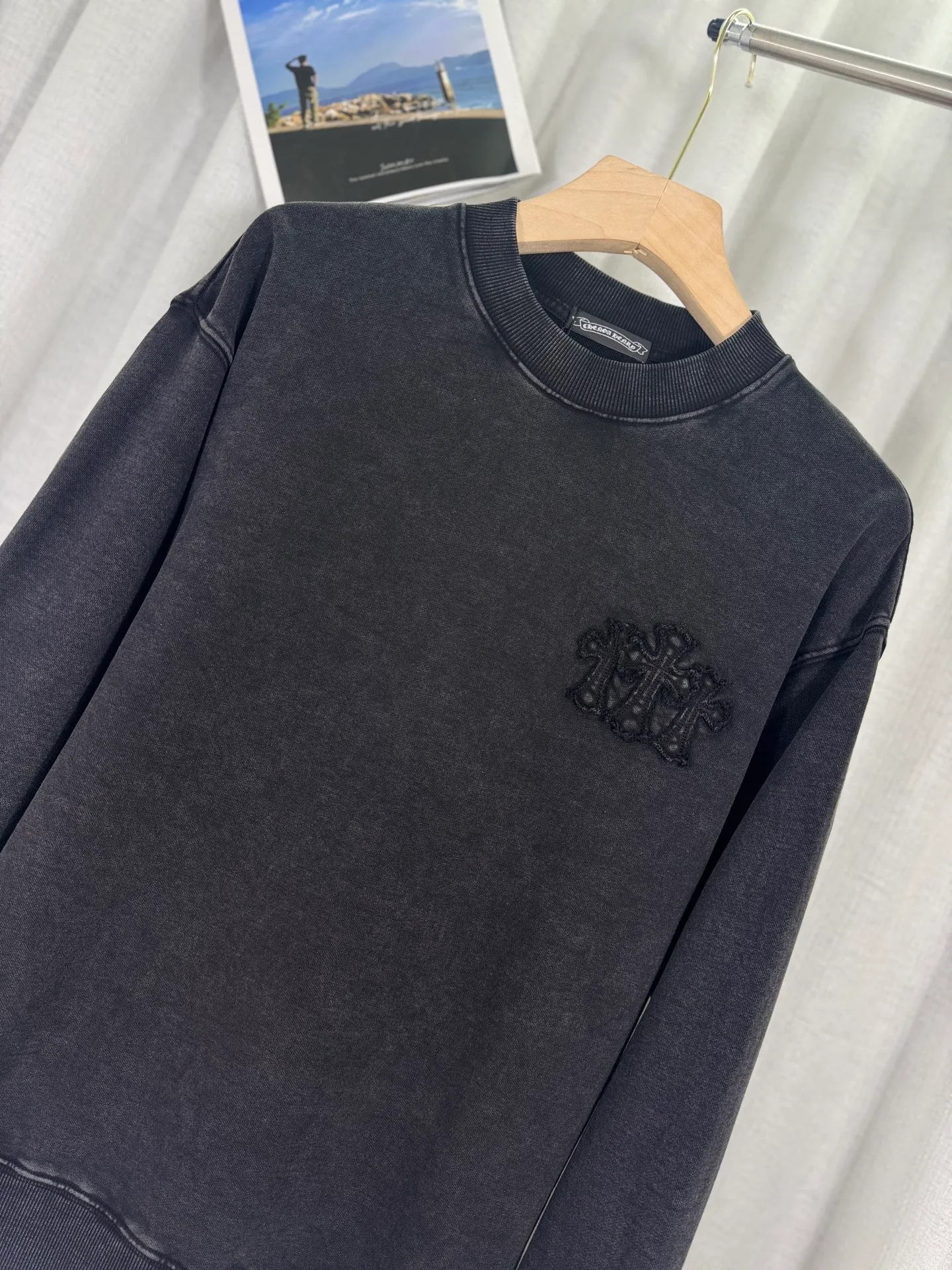 P270 top version, real shot without P, ​​different from market currency) 𝗖𝗵𝗿𝗼𝗺𝗲 𝗛𝗲𝗮𝗿𝘁𝘀/Cro Heart 2025 washed patch embroidery autumn and winter new original single counter American laser burnt 3D three-dimensional color embroidered couple casual sweatshirt 👑The highest version! Customized fabric 430g tripe terry fabric! American acid-washed and distressed original fabric laser burnt ✟appliqué embroidery and exquisite embroidery of letters! The best-selling model in the counter, very comfortable to wear. Accessories: original molded and authenticated collar label➕100% silk wash label. Genuine purchase-grade original hangtag➕matching hanging rope➕3D hanging beads➕original packaging bag. Craftsmanship: The original version has consistent wiring! The highest version of the armhole matching technique! Color: Pink Black Size: S M L XL Style No.: 9310